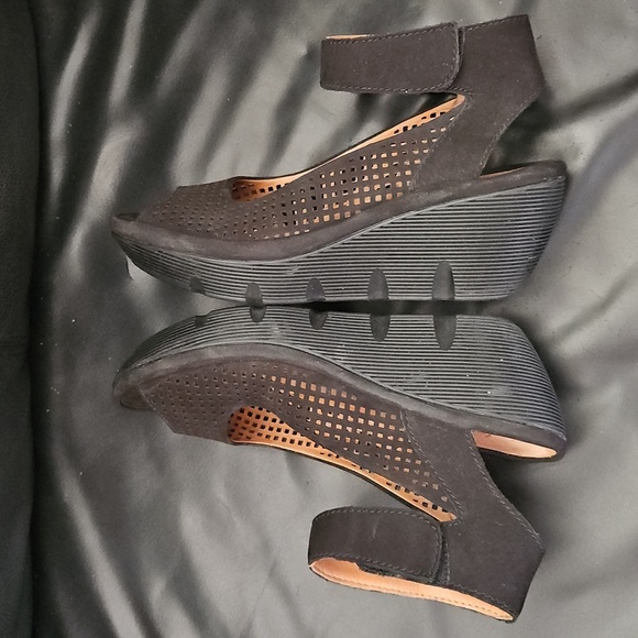 Clarks Women s Reedly Salene Wedge Sandal Black NUBUCK 6 US - Picture 4 of 9